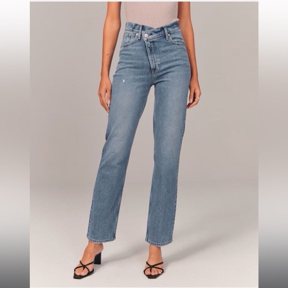 Abercrombie & Fitch The 90s Straight Ultra High Rise Criss Cross Jeans
